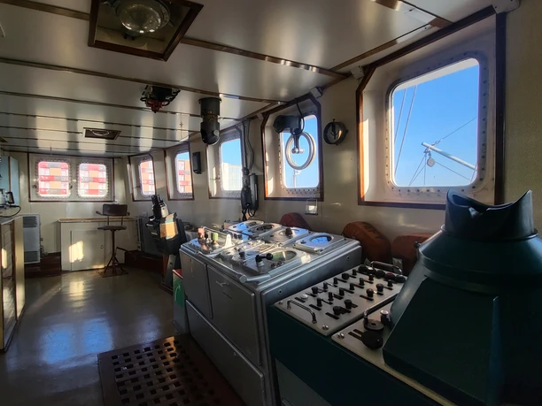 Gera 20221212_124737 (c) Historisches Museum Bremerhaven.jpg Blick in das Steuerhaus der FMS Gera mit nautischen Geräten, Navigationspult und großen Fenstern.