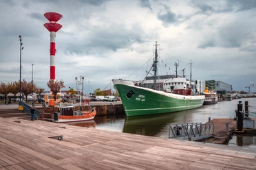 Gera 20230505 - Instawalk Fischereihafen 023 (c) Rainer Ganske_Erlebnis Bremerhaven.jpg Museumsschiff Gera im Fischereihafen Bremerhaven, festgemacht am Kai bei bewölktem Himmel.