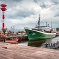 Gera 20230505 - Instawalk Fischereihafen 023 (c) Rainer Ganske_Erlebnis Bremerhaven.jpg Museumsschiff Gera im Fischereihafen Bremerhaven, festgemacht am Kai bei bewölktem Himmel.