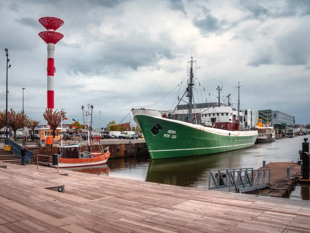 Gera 20230505 - Instawalk Fischereihafen 023 (c) Rainer Ganske_Erlebnis Bremerhaven.jpg Museumsschiff Gera im Fischereihafen Bremerhaven, festgemacht am Kai bei bewölktem Himmel.