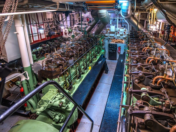 Gera 20230505 - Instawalk Fischereihafen 040 (c) Rainer Ganske_Erlebnis Bremerhaven.jpg Blick in den Maschinenraum des Museumsschiffs Gera mit sichtbaren Motoren und Leitungen.