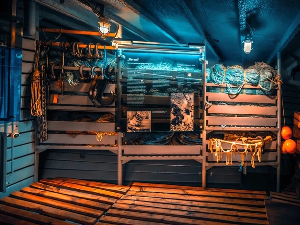 Gera 20230505 - Instawalk Fischereihafen 045 (c) Rainer Ganske_Erlebnis Bremerhaven.jpg Ausstellungsraum im Museumsschiff Gera mit Netzen, Haken und maritimen Arbeitsgeräten an Bord