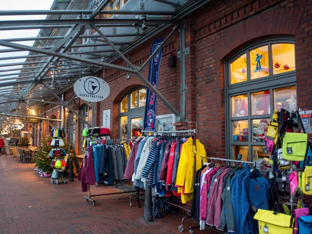 DSC_50911 (c) Claudia Löwinger_Erlebnis Bremerhaven.jpg Eingangsbereich des Geschäfts Schietwetter in Bremerhaven mit bunter Outdoor-Bekleidung unter Glasdach
