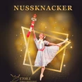 Plakat mit der Aufschrift "Nussknacker" in Großbuchstaben und einer künstlerischen Darstellung einer Ballerina, die einen Nussknacker in die Höhe streckt.