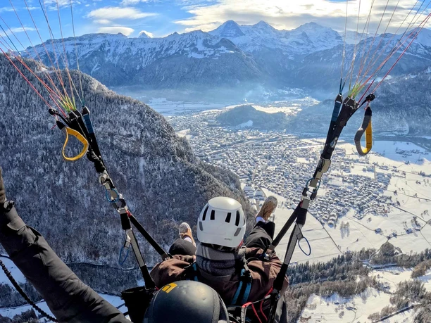alpinair-paragliding-winter-anflug-harder-interlaken-schnee.jpg