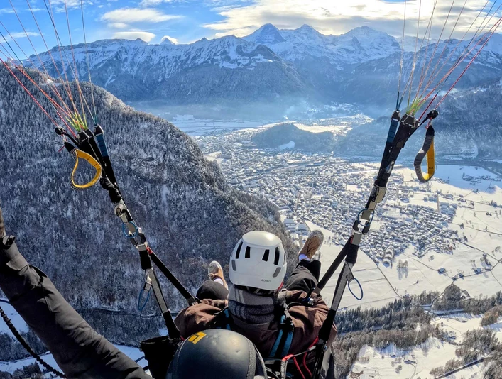 alpinair-paragliding-winter-anflug-harder-interlaken-schnee.jpg