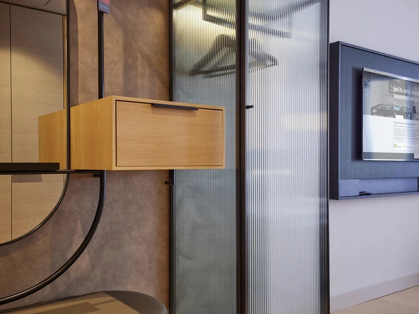 ATLANTIC Hotel Frankfurt - Zimmeransicht Offener Kleiderschrank mit Glasfront im Hotelzimmer