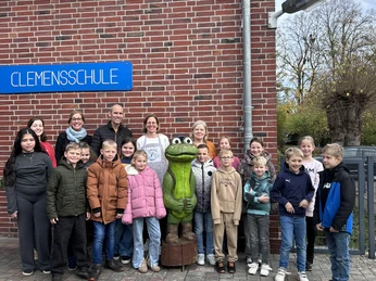 Stellvertretend für die gesamte Schule begrüßen die kleinen Köche und Bäcker MOORex - das Maskottchen der Naturpark-Schulen. (2).JPEG