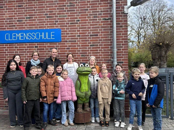 Stellvertretend für die gesamte Schule begrüßen die kleinen Köche und Bäcker MOORex - das Maskottchen der Naturpark-Schulen. (2).JPEG