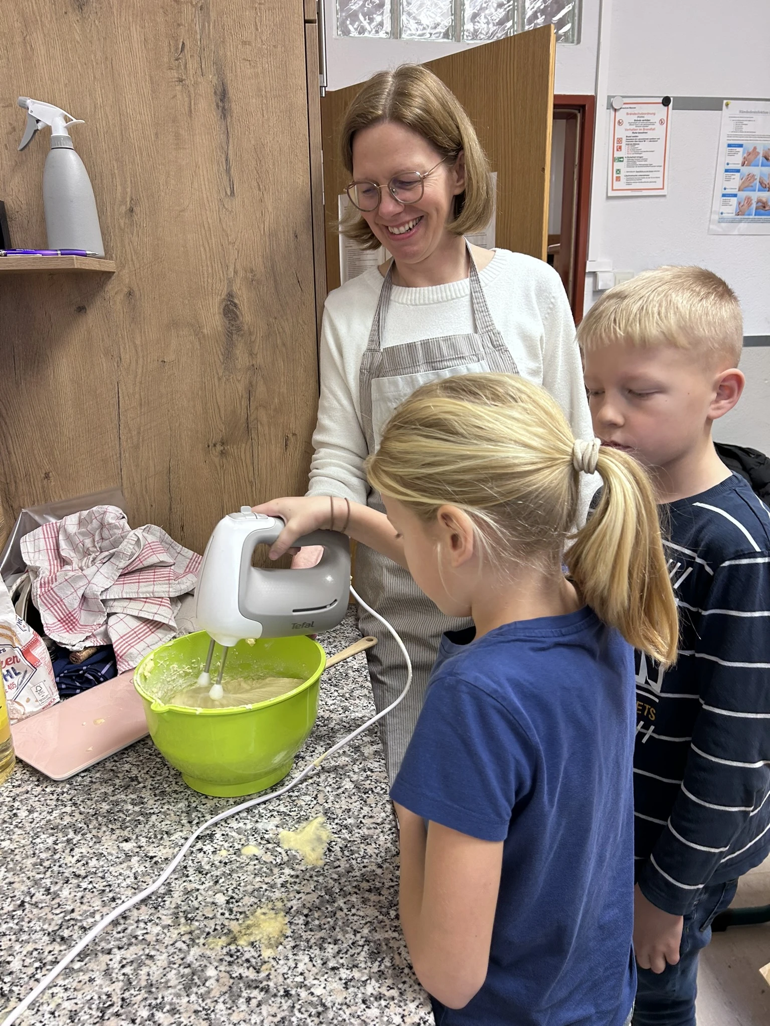 Nicole Kröger untertützt die jungen Bäcker..JPEG