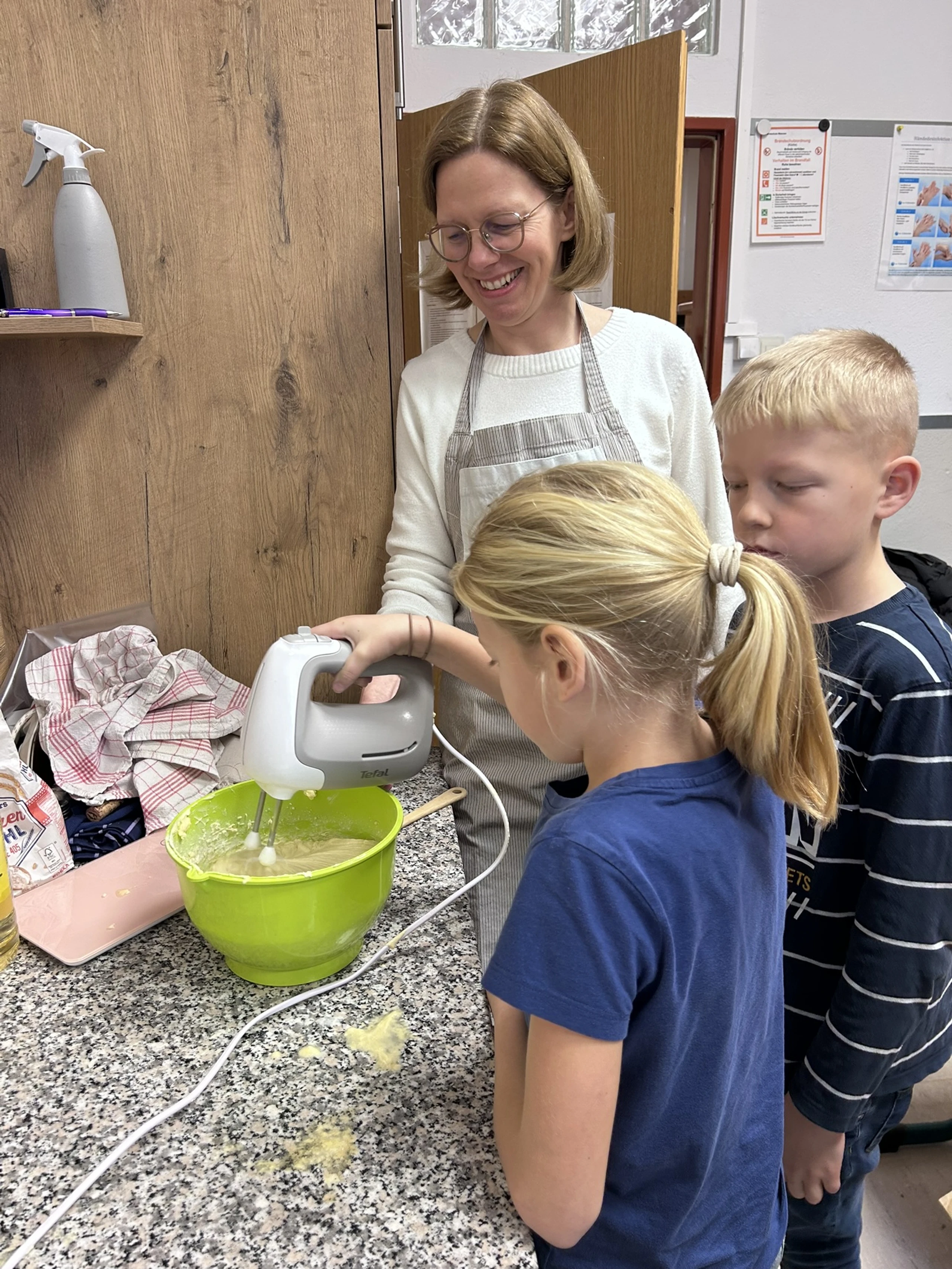 Nicole Kröger untertützt die jungen Bäcker..JPEG