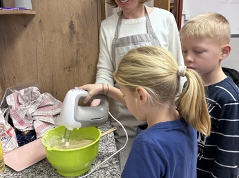 Nicole Kröger untertützt die jungen Bäcker..JPEG