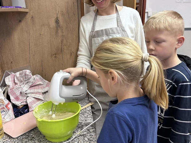 Nicole Kröger untertützt die jungen Bäcker..JPEG