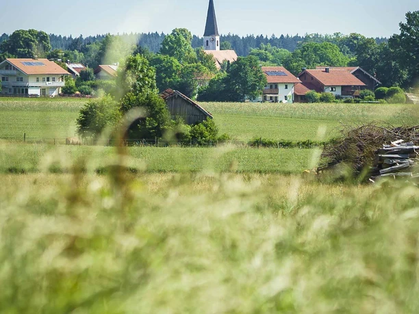 Blick auf die Otterfinger Kirche