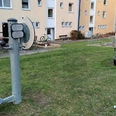 Fitnessgeräte_Eichendorffplatz_Salzgitter-Bad (7)_HD_16zu9.jpg Zwei Outdoor-Fitnessgeräte auf einer Rasenfläche vor mehrstöckigen Wohnhäusern in Salzgitter-Bad.