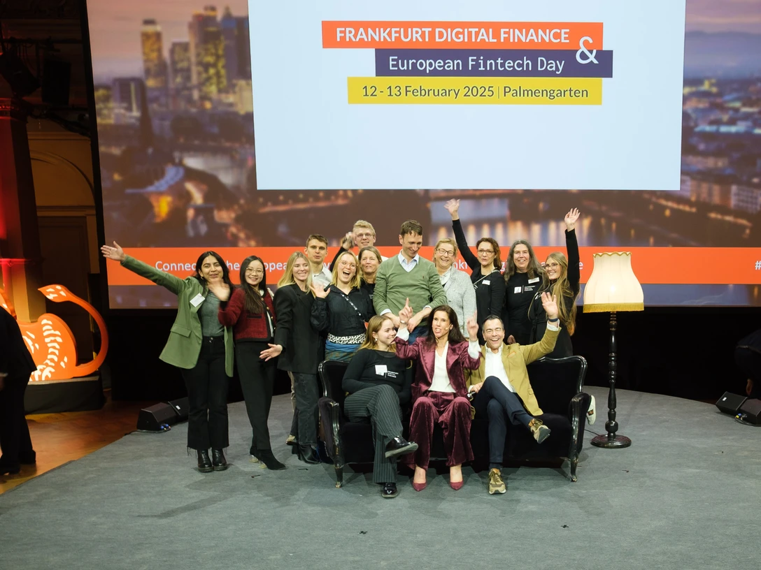 MIT Event- & Incentive-Management GmbH - große Gruppe von Personen Eine große Gruppe von Personen posiert lachend auf einer Bühne vor einer Leinwand mit der Aufschrift "FRANKFURT DIGITAL FINANCE & European Fintech Day".