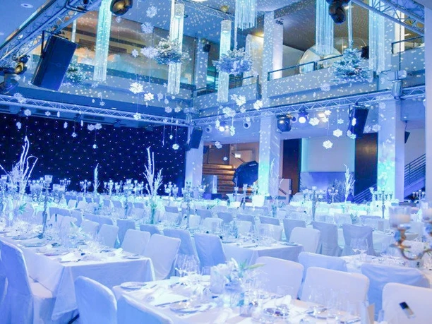 Union Halle - Gala-Dinner Gala Dinner mit weißen Tischen und weißen Stühlen mit Hussen im Innenraum.