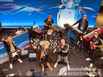 Soundshine Band, Football Lounge, Euro 2024, UEFA.jpg Band Football Lounge spielt in Trikots und Trainingsanzügen mit Keyboards, Schlagzeug und Sängern auf einer BühneBand Football Lounge plays in jerseys and tracksuits with keyboards, drums and singers on a stage