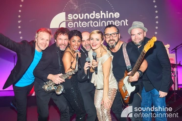 Soundshine Band, Cover Band, Party Band.jpg Gruppenfoto der Soundshine Cover Band mit Sängern, Saxophonist und Gitarrist