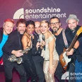 Soundshine Band, Cover Band, Party Band.jpg Gruppenfoto der Soundshine Cover Band mit Sängern, Saxophonist und GitarristGroup photo of the Soundshine Cover Band with singers, saxophonist and guitarist