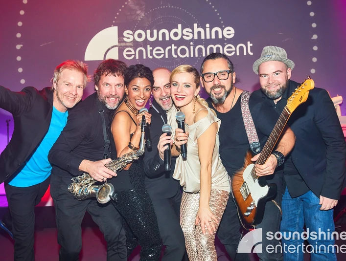 Soundshine Band, Cover Band, Party Band.jpg Gruppenfoto der Soundshine Cover Band mit Sängern, Saxophonist und GitarristGroup photo of the Soundshine Cover Band with singers, saxophonist and guitarist