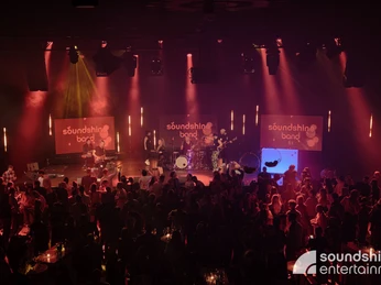 Soundshine Band.jpg Partysetting mit einer Liveband auf der Bühne und tanzendem PublikumParty setting with a live band on stage and a dancing audience