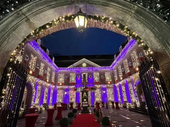 Soundshine Wolkenburg.jpg Innenhof der Wolkenburg Köln weihnachtlich mit Lichterketten geschmückt und einem ausgerolltem roten TeppichInner courtyard of the Wolkenburg Cologne decorated for Christmas with fairy lights and a rolled-out red carpet