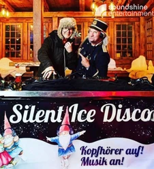 Soundshine Weihnachten, Silent Disco.jpg Plakat Silent Ice Disco mit zwei winterlich gekleideten DJs