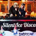 Soundshine Weihnachten, Silent Disco.jpg Plakat Silent Ice Disco mit zwei winterlich gekleideten DJsPoster Silent Ice Disco with two DJs dressed for winter