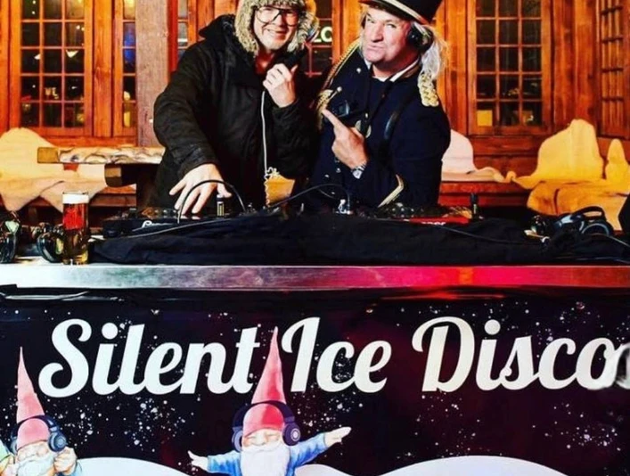 Soundshine Weihnachten, Silent Disco.jpg Plakat Silent Ice Disco mit zwei winterlich gekleideten DJsPoster Silent Ice Disco with two DJs dressed for winter