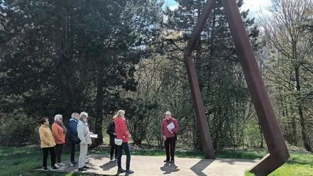 2025_Thermalsolbadroute_HD_16zu9.jpg Gruppe bei Führung im Grünen vor großer Metallskulptur auf der Thermalsolbadroute Salzgitter