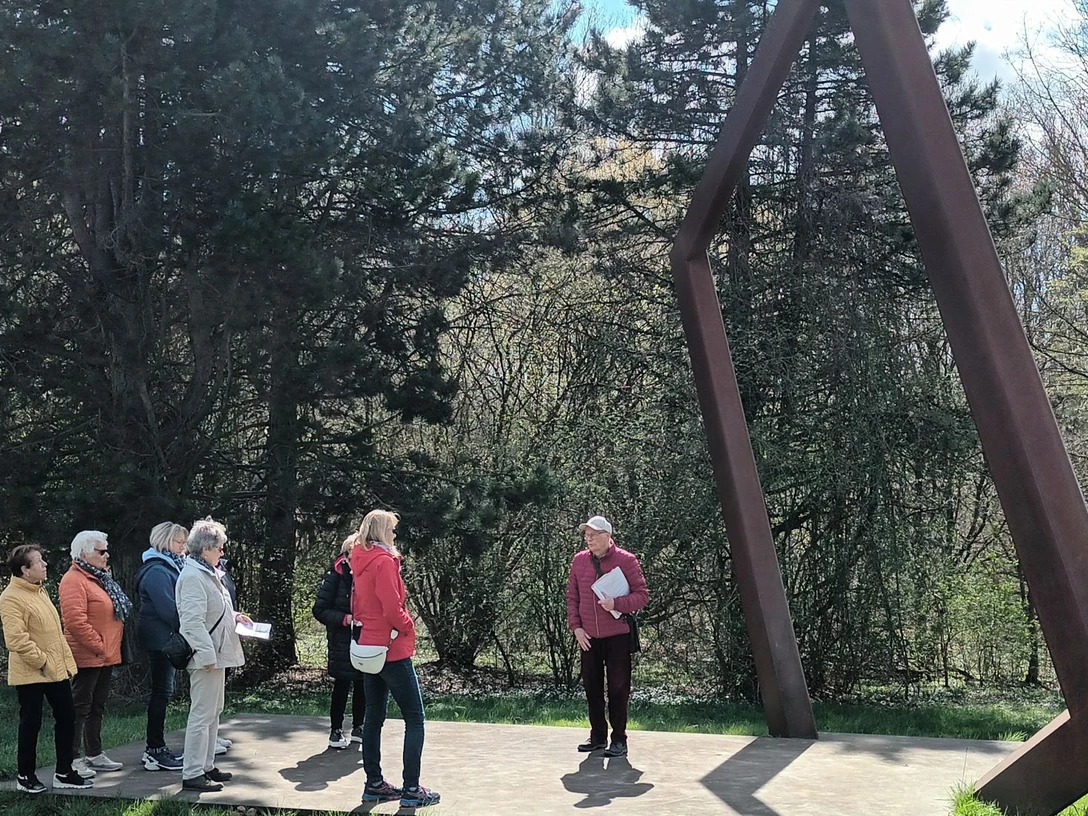 2025_Thermalsolbadroute_HD_16zu9.jpg Gruppe bei Führung im Grünen vor großer Metallskulptur auf der Thermalsolbadroute SalzgitterGroup on a guided tour in the countryside in front of a large metal sculpture on the Salzgitter thermal brine bath routeGruppe på guidet tur i landskabet foran en stor metalskulptur på ruten til det termiske saltvandsbad i SalzgitterGroep tijdens een rondleiding op het platteland voor een grote metalen sculptuur op de route van het thermale zoutbad van Salzgitter