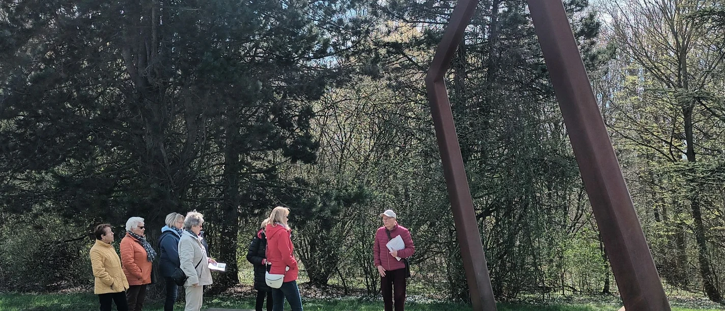 2025_Thermalsolbadroute_HD_16zu9.jpg Group on a guided tour in the countryside in front of a large metal sculpture on the Salzgitter thermal brine bath route