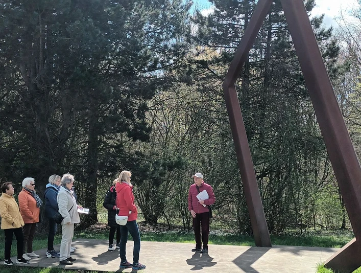 2025_Thermalsolbadroute_HD_16zu9.jpg Gruppe bei Führung im Grünen vor großer Metallskulptur auf der Thermalsolbadroute Salzgitter