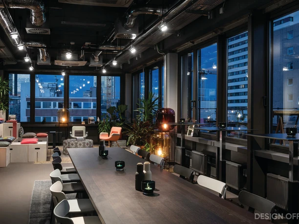 Design Offices Frankfurt Wiesenhüttenplatz - Tagungsraum Tagungsraum mit Panoramafenster, Blockbestuhlung und gemütlichen Loungebereich im hinteren Bereich.