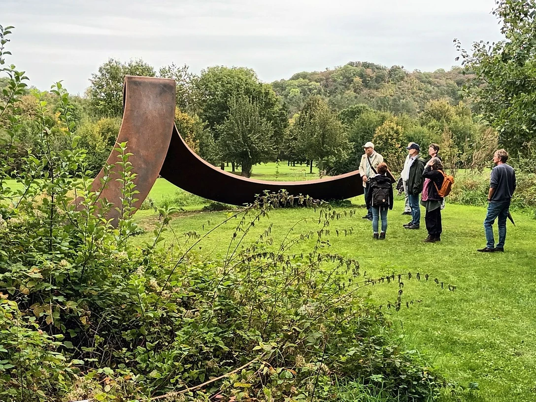 2023_Herbstspaziergang (2)_HD_16zu9.jpg Gruppe bei einer Führung vor einer großen Stahlskulptur am Golfplatz in Salzgitter-Bad im HerbstGroup on a guided tour in front of a large steel sculpture on the golf course in Salzgitter-Bad in the fallGruppe på guidet tur foran en stor stålskulptur på golfbanen i Salzgitter-Bad om efteråretGroep tijdens een rondleiding voor een grote stalen sculptuur op de golfbaan in Salzgitter-Bad in de herfst