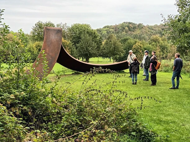 2023_Herbstspaziergang (2)_HD_16zu9.jpg Gruppe bei einer Führung vor einer großen Stahlskulptur am Golfplatz in Salzgitter-Bad im Herbst