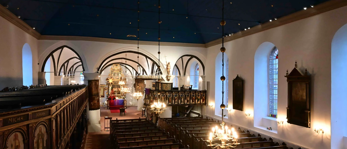 DSC_2101_1.jpg Blick in das prächtige Kirchenschiff der St. Severi-Kirche mit festlicher Beleuchtung und Altar.