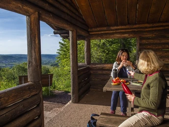 Wanderpause in der Wanderhütte auf dem Panoramaweg Perl