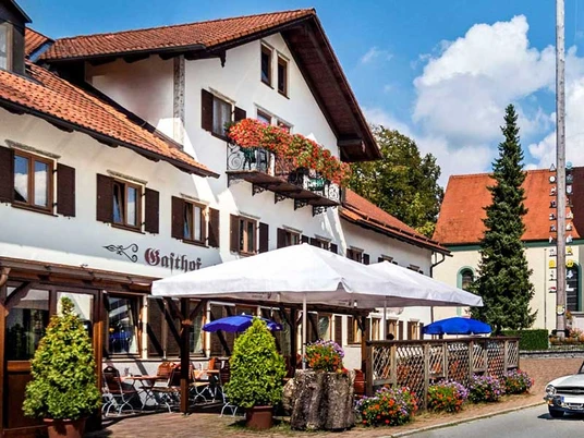 Gasthof_zur_Post.jpg Das Bild zeigt den Gasthof zur Post von außen betrachtet bei bestem Sommerwetter.