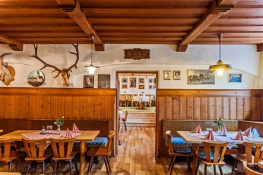 Gasthof_zur_Post.jpg Das Bild zeigt den Gastraum im typisch bayerischen Stil mit viel Holz.