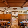 Gasthof_zur_Post.jpg Das Bild zeigt den Gastraum im typisch bayerischen Stil mit viel Holz.