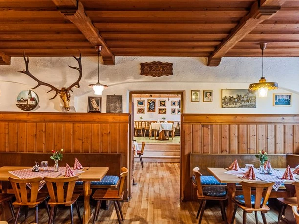 Gasthof_zur_Post.jpg Das Bild zeigt den Gastraum im typisch bayerischen Stil mit viel Holz.