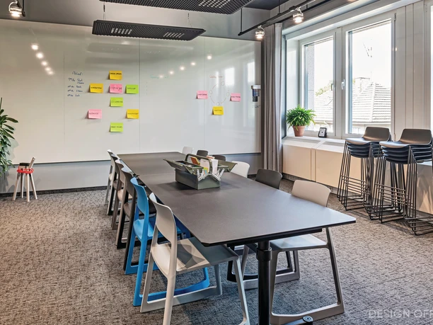 Design Offices Frankfurt Barckhausstraße - Konferenzraum Heller Konferenzraum mit langem Tisch, Whiteboard und Post-its.