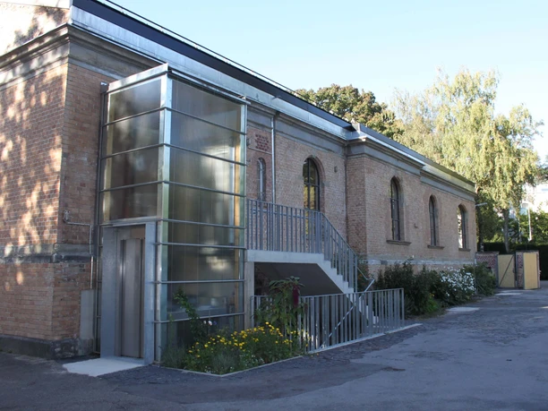 Orangerie Theater Außenansicht auf das Orangerie Theater. Ein Aufzug sorgt für den barrierefreien Zugang zum Theater.