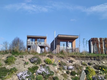 Kanal 33: Stelzenhaus und Modulhaus