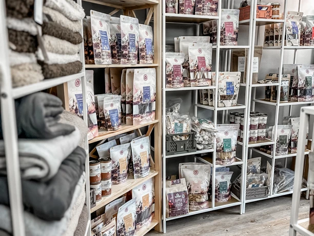 Auswahl von Hundefutter bei SCADI Sylt