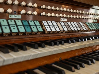 Schmeisser-Orgel in der St. Egidien Kirche in Colditz - Orgeln in der Region Leipzig Spieltisch einer Schmeisser-Orgel, mit mehreren übereinander angeordneten Tastenreihen, Registerzügen und weiteren Bedienelementen
