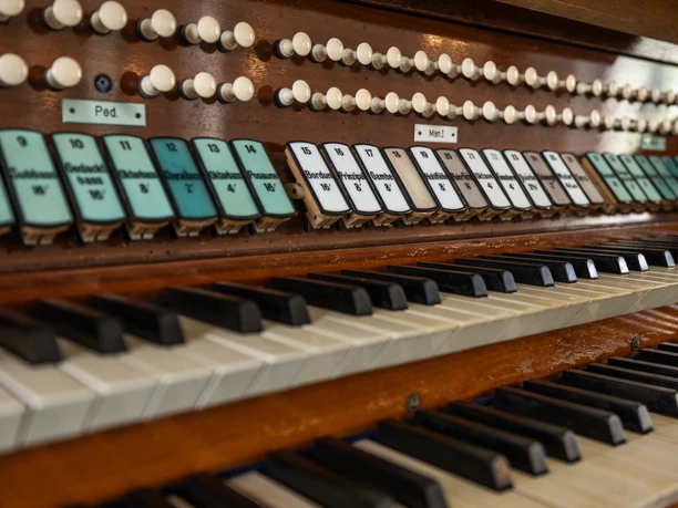 Schmeisser-Orgel in der St. Egidien Kirche in Colditz - Orgeln in der Region Leipzig Spieltisch einer Schmeisser-Orgel, mit mehreren übereinander angeordneten Tastenreihen, Registerzügen und weiteren Bedienelementen