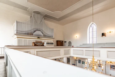 Schmeisser-Orgel in der St. Egidien Kirche in Colditz - Orgeln in der Region Leipzig Schmeisser-Orgel in der St. Egidien Kirche in Colditz, Fokus auf die kunstvoll gestalteten Orgelpfeifen.